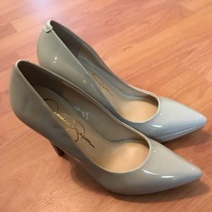 Jessica Simpson nude pumps !